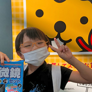 ハンター展に来ました。何故かお土産は顕微鏡セット