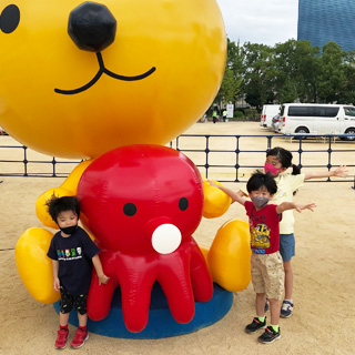 強風の中たこるくんといっしょに写真を撮りました