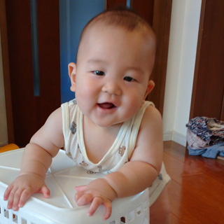 気づいたら、洗濯物カゴをひっくりかえして遊んでいました!!