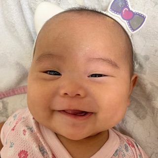 お姉ちゃんに付けてもらってニコニコ!