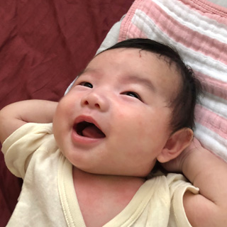 お母さんのお腹の上で寝るのが大好き