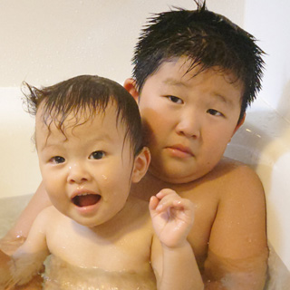 大好きなにいにと、大好きなお風呂に入っているところ