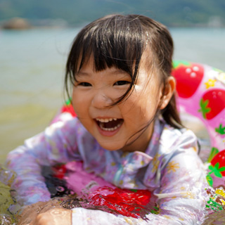 初めての海で最高の笑顔をみせてくれました!