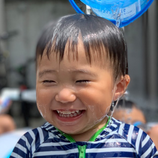 初めてのプール!頭から水をかぶり幸せ~