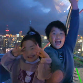 しょうたとみゆうが日本一の夜景の前で日本一の笑顔