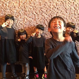 孫たちが集合。ひょうきん者の大雄は同じポーズは嫌みたいです。