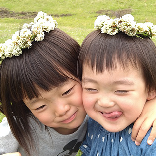 孫のよつはと、ゆきのです。花冠を被った、私の大切な宝物の姉妹です。