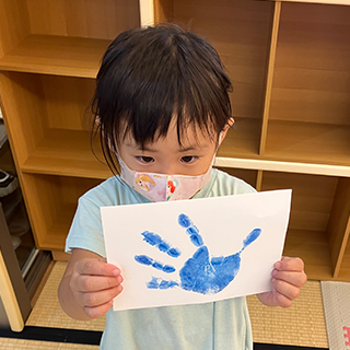 3歳になりました。子育て支援センターで手形をとってもらってにこにこ笑顔。