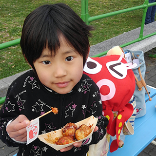 たこ焼き祭りでごきげん♪ 元気いっぱいで、カワイイ女の子です♪