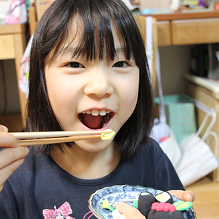 自分で作った粘土のお寿司を「いただきます」してます