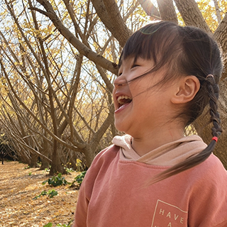 キレイなイチョウに思わずこの笑顔。