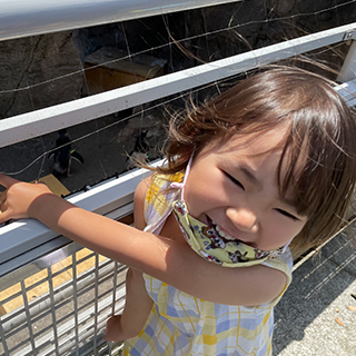 水族館でペンギン見てニッコリ