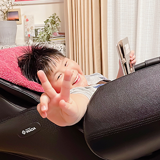いつも良く笑う普通の子供です。母親思いの息子です。