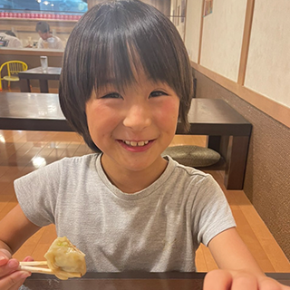 父ちゃんと2人旅。夕食に餃子を食べてニコッと笑顔^_^