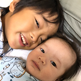 6歳差の弟、僕が守る!といつも可愛がってくれています。2人ともお母さんの宝もの!