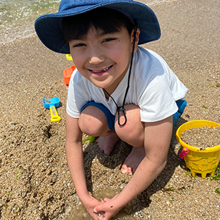 コロナ禍になってからなかなかマスクで笑顔の写真が少なく、海でやっととれました!