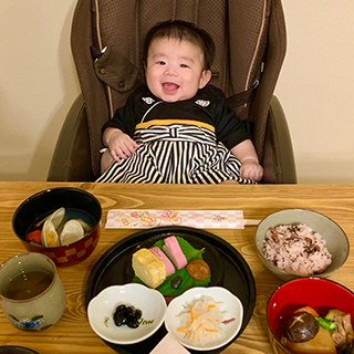 100日祝いでお食い初めの時の最高の笑顔頂きました!
