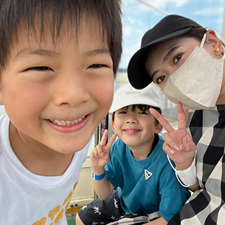 久しぶりの遊園地、思いのまま表現してるね!