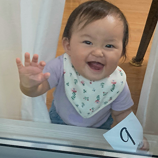 9ヵ月つたい歩き出来るようになり、、、窓から外を見るのが大好きです。