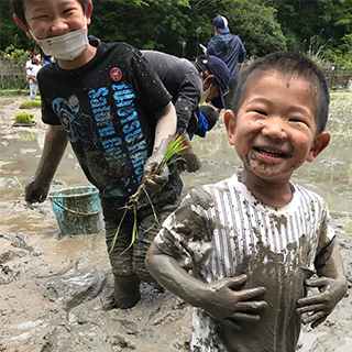 初めての田植えイベント、兄弟で参加。汚れる喜びを知りました。
