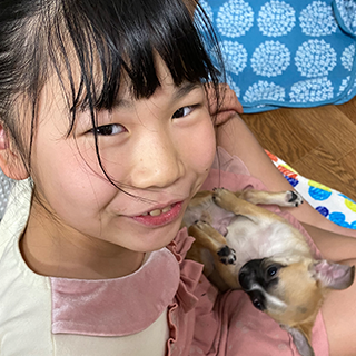 わが家にお迎えしたトトと触れ合って満面の笑み!