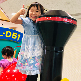 汽車に登って満面の笑顔の一枚。思わずいいねしそうになりました。
