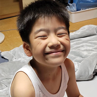 ぼくのえくぼは頬の上にあります!チャームポイントです!