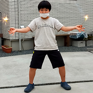 今年初めての花火を満喫するけんちゃんです。