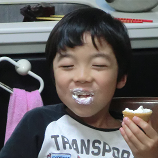 カメラを向けるといつも笑顔になる元気な男の子です。