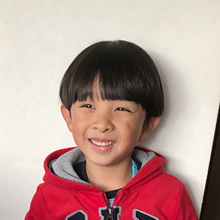 写真を撮られるのが苦手な様で、いつも緊張して笑ってくれないのですが、この時は自然に笑顔になっている瞬間が撮れた