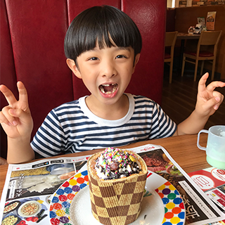 お誕生日にファミリーレストランで歌を歌って頂いて、ケーキをもらった時の笑顔です。