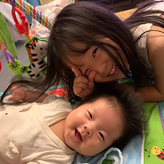 生後3ヶ月の大好きな妹と仲良くツーショットです