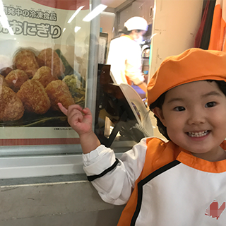 キッザニアがだいすきな3歳の女の子です!特に焼きおにぎりがお気に入り!