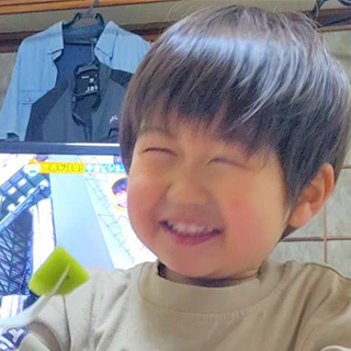 大好きなキゥイを食べている時の幸せそうな笑顔。