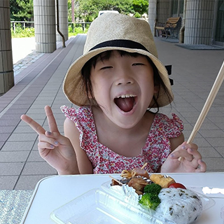 今年初めての海を、お弁当を持ってお出かけした夏休みの一コマです。