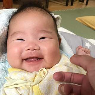 7月生まれの笑顔に毎日癒されています。