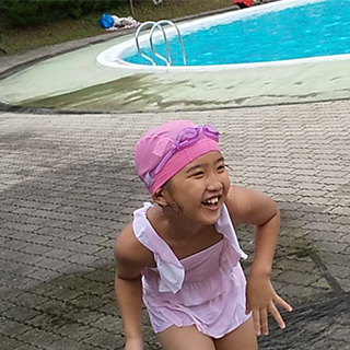 夏休みも楽しみが少ない中、田舎のプールに行きました。楽しんでくれた写真の一枚