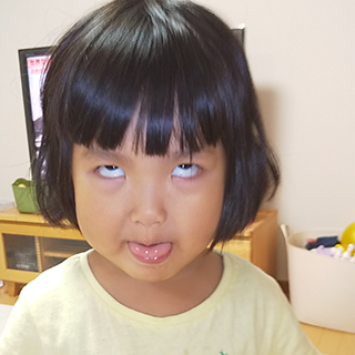 笑って~ってスマホを向けると残念ながらいつもこの顔に。うちの娘の笑顔はこれになります(笑)