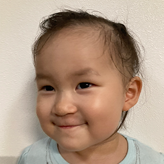オシャレが大好き♪ママにリップを塗ってもらってルンルン♪
