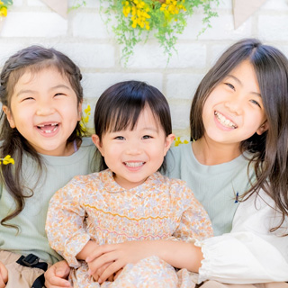 大好きな従姉妹のお姉ちゃんに挟まれて☆(左から6歳、2歳、9歳です)