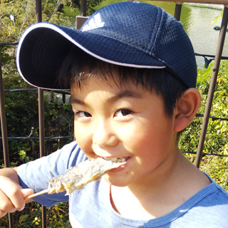 好きな色はグリーン。元気いっぱいの親孝行息子です。