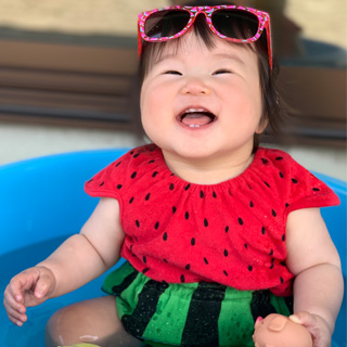 人生初めてのプール。バシャバシャ水が跳ねるたびに大喜び~!