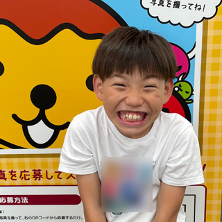髪の毛は生まれつきちゃいろです。