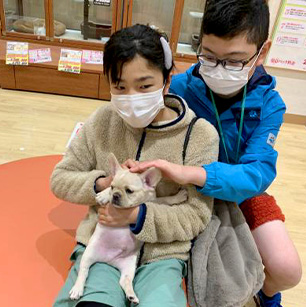 いぬを抱っこして大はしゃぎ