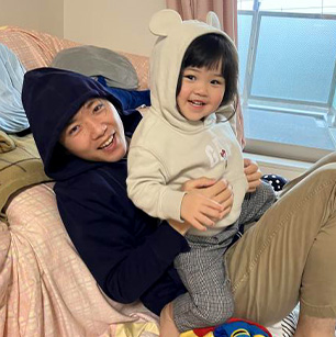 お父さんとおそろいフード姿です。