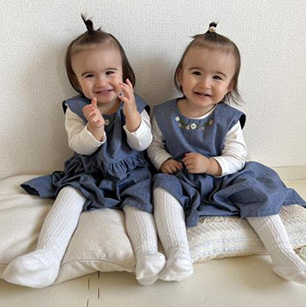 お友達が作ってくれたお洋服を着て喜ぶ双子姉妹です。
