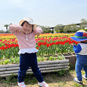 大好きなお花を見てニコニコ笑顔☆