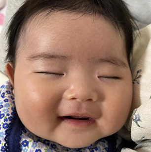 腕の中でスヤスヤ眠る生後3ヶ月の娘…どんな夢見てるのかな?