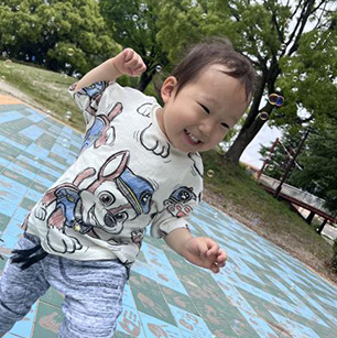 初めてのシャボン玉に大はしゃぎ