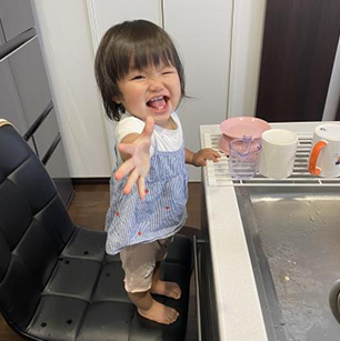 ママのお手伝いをしてくれるようになりました。台所が今のお気に入りみたいです!
